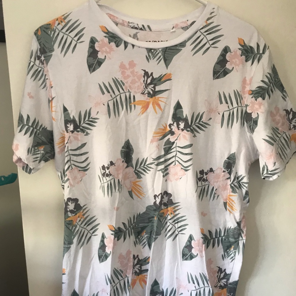 Mens size M t-shirt Pac Sun